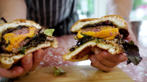 Jak przygotować burgera Jucy Lucy?