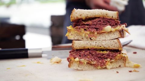 Jak przygotować pastrami sandwich?