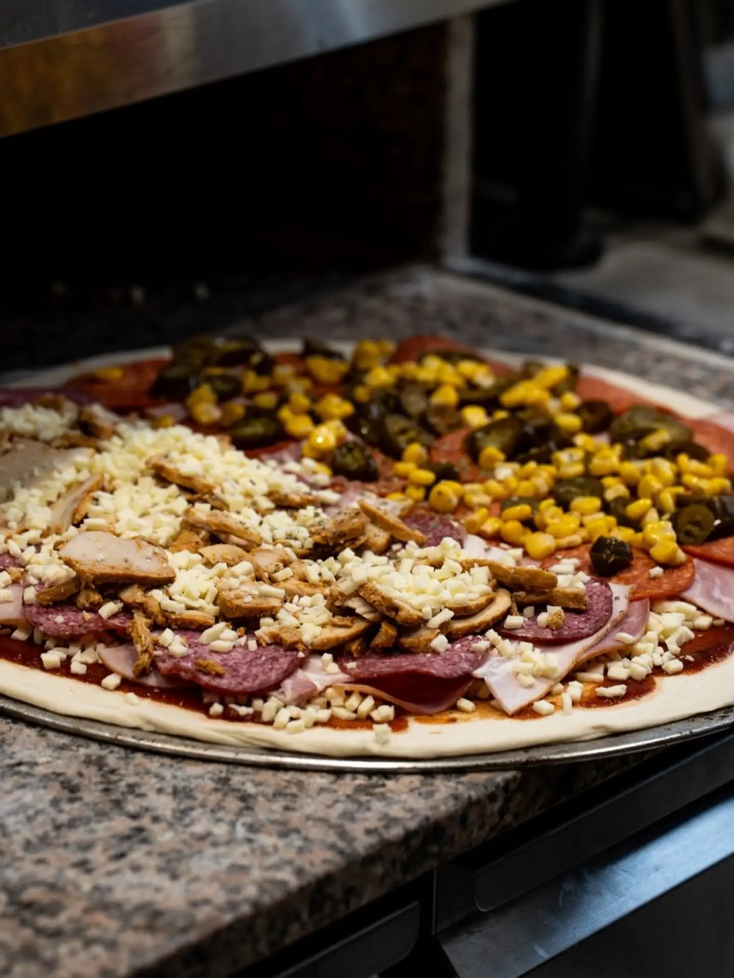Pizza pół na pół przed pieczeniem w Albo Grubo Albo Wcale