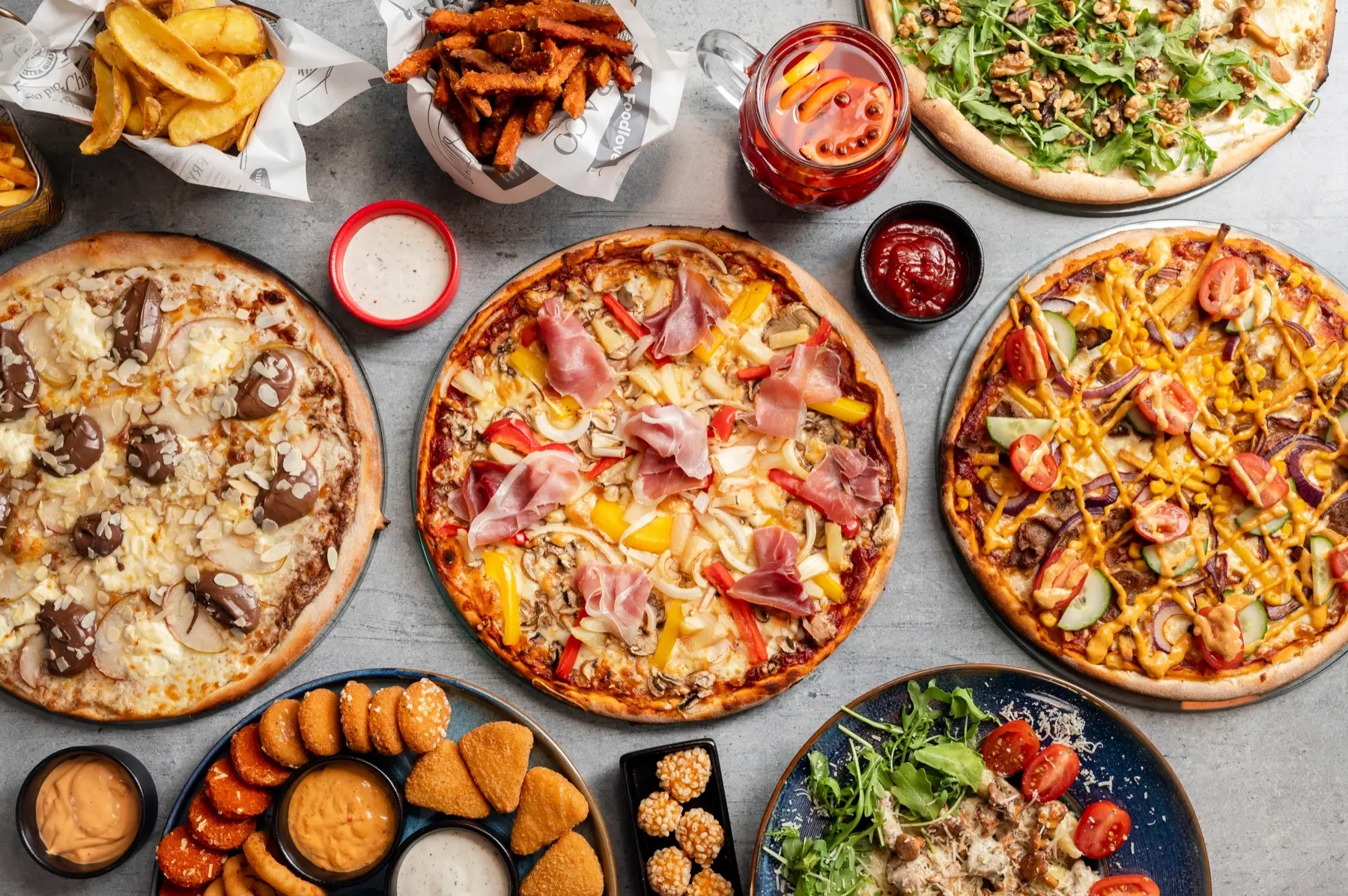 Różne pizze i dodatki Albo Grubo Albo Wcale w Łodzi widziane z góry