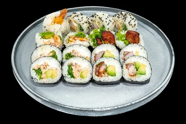 rolki sushi z krewetką, awokado i tuńczykiem – Perfect Sushi Warszawa