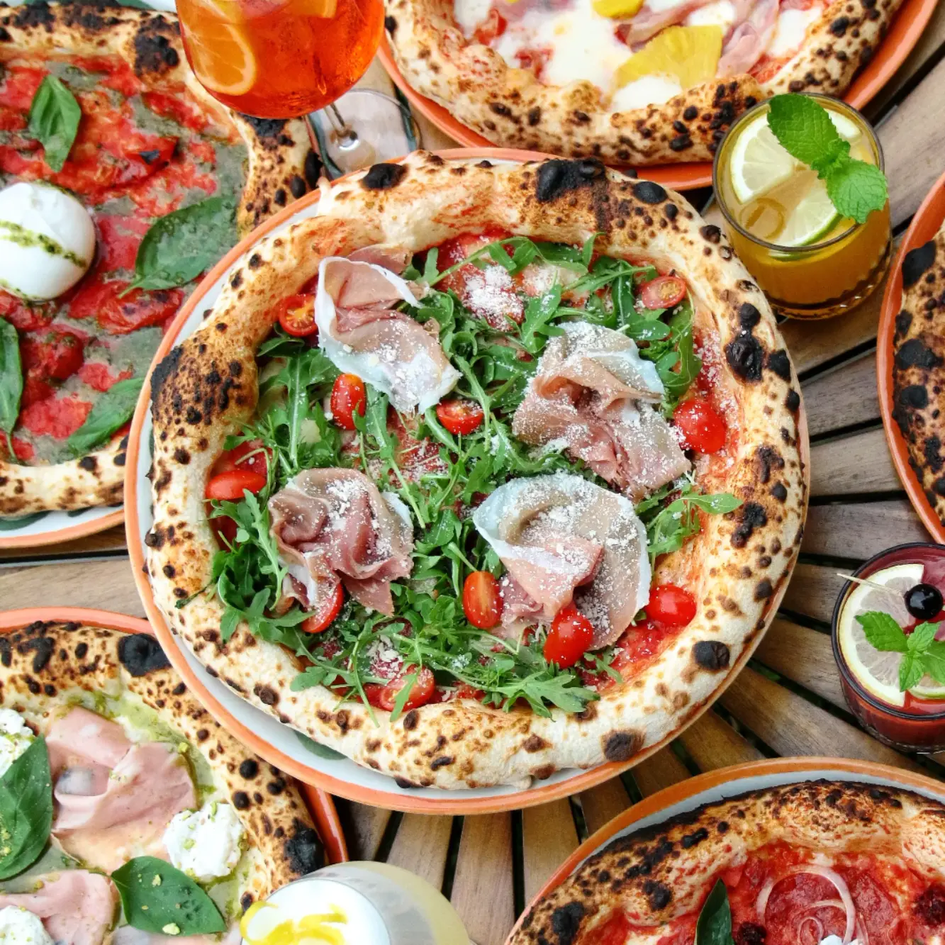 Pizza neapolitańska z prosciutto i rukolą w Pizzerii Czerwony Stefan na Woli