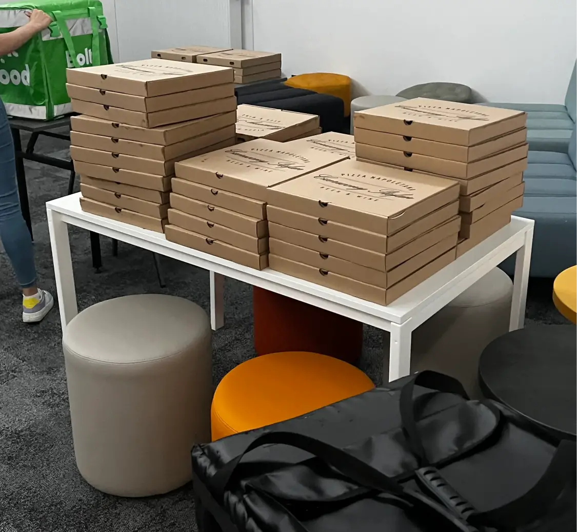 Przygotowanie dużego zamówienia pizzy w Pizzerii Czerwony Stefan — opisane kartony gotowe do dostawy