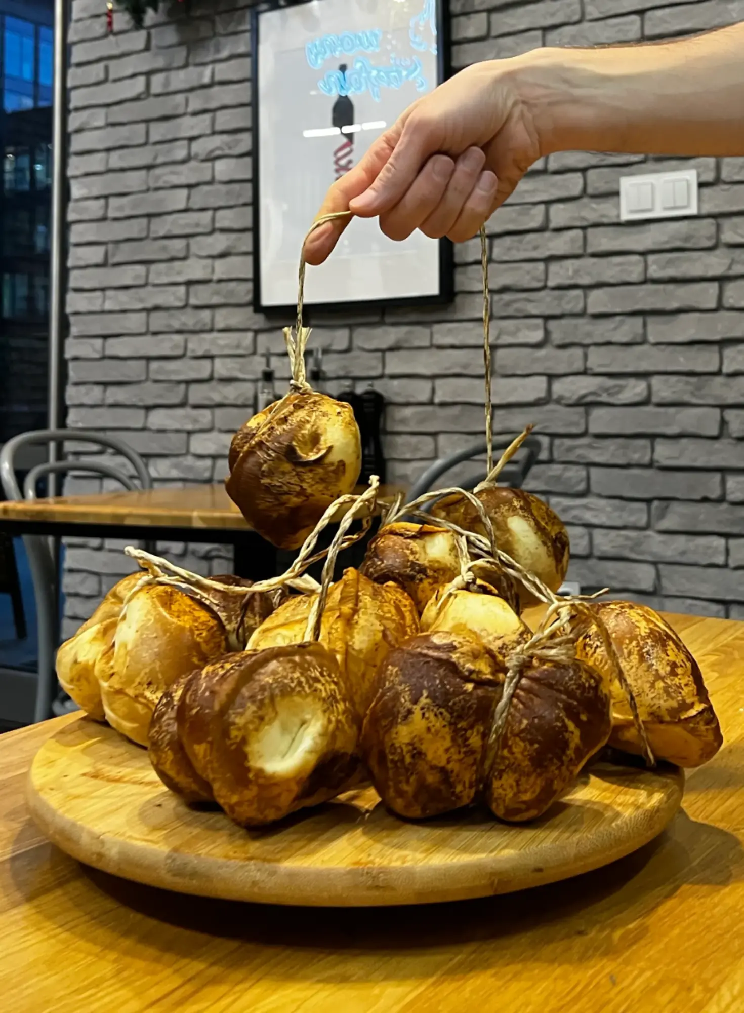 Świeże składniki do pizzy neapolitańskiej w Pizzerii Czerwony Stefan — mozzarella, pomidory San Marzano i włoskie wędliny