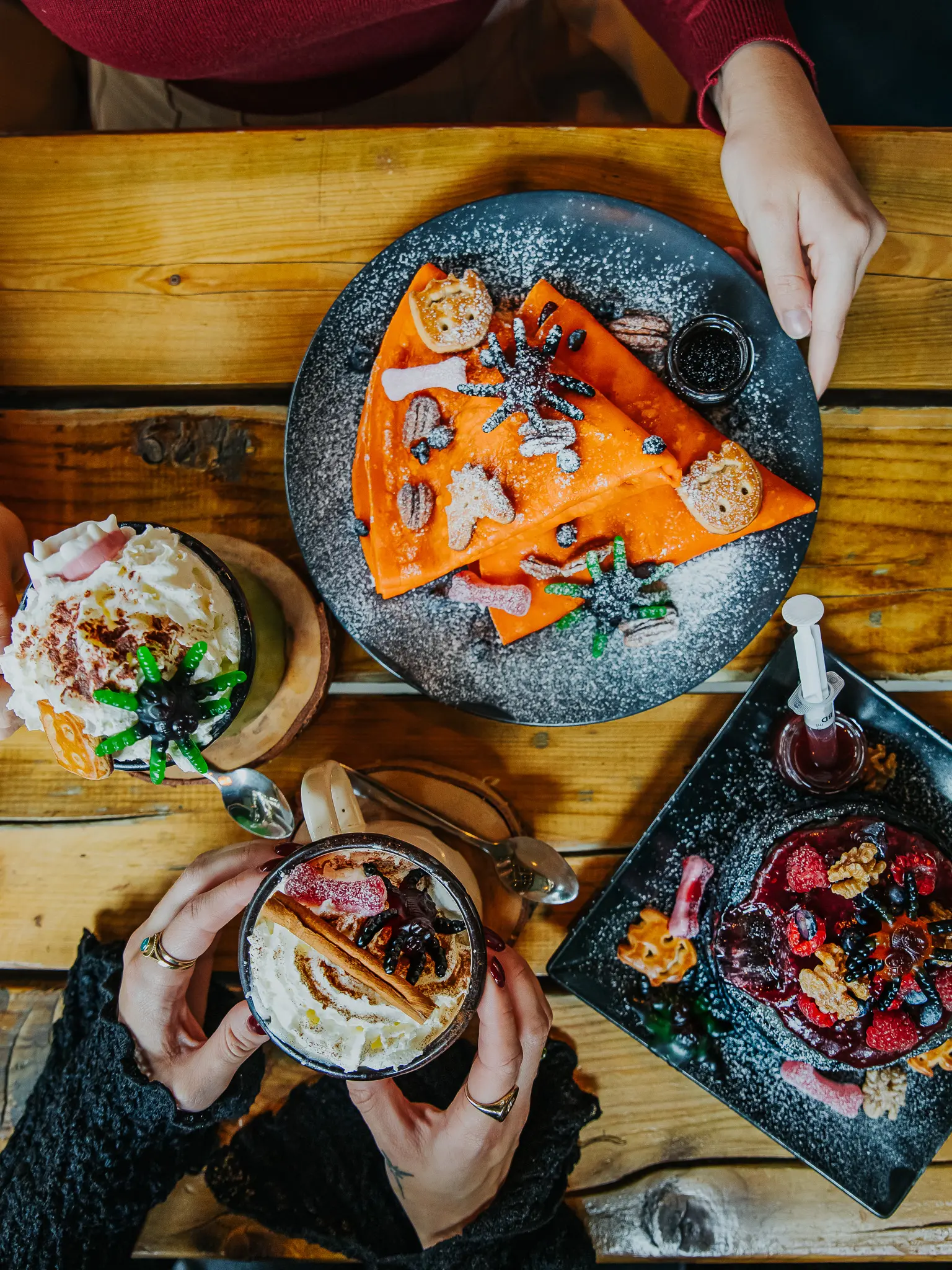 Aperol, lemoniada i kieliszek prosecco w rękach kobiety.