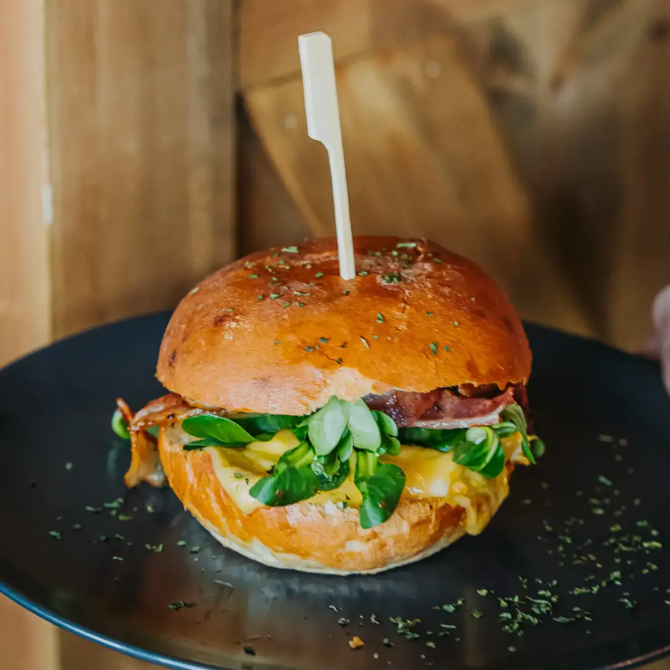 Burger w chrupiącej bułce.