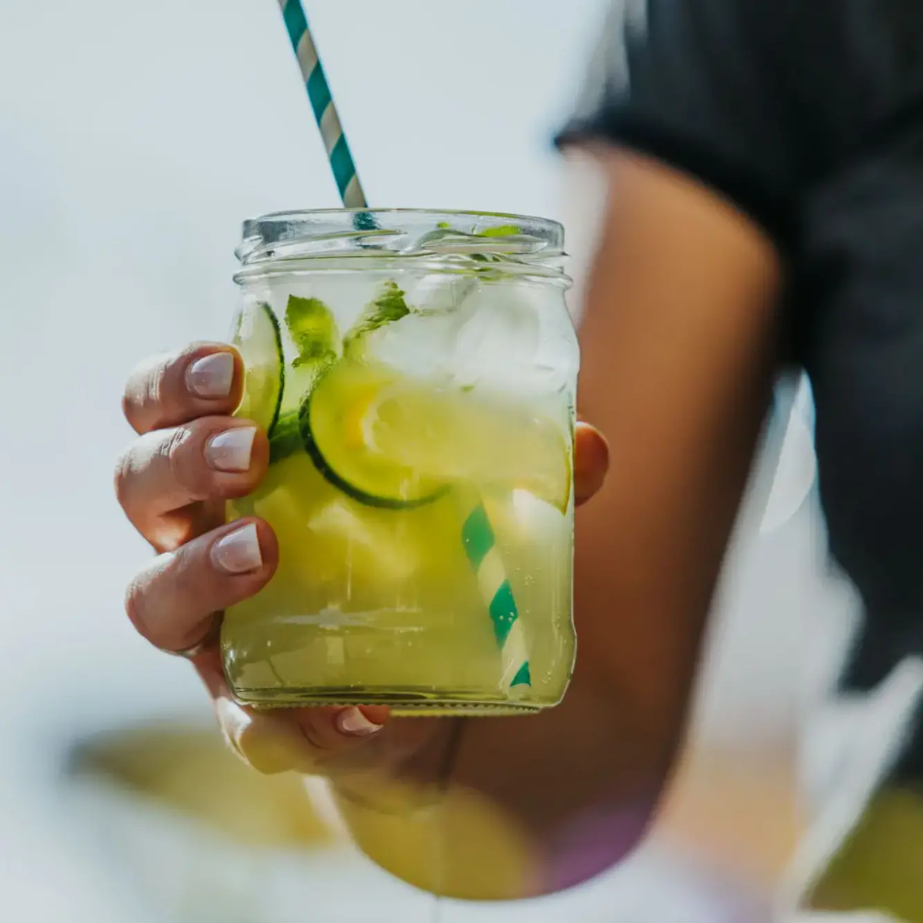 Cytrynowo limonkowa lemoniada z kawałkami owoców