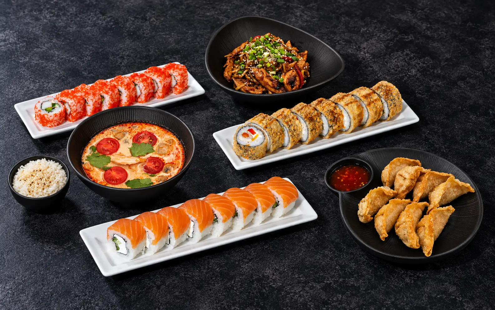 Суши, горячие роллы, удон, том-ям и гёдза из меню FUDIKO Sushi & More