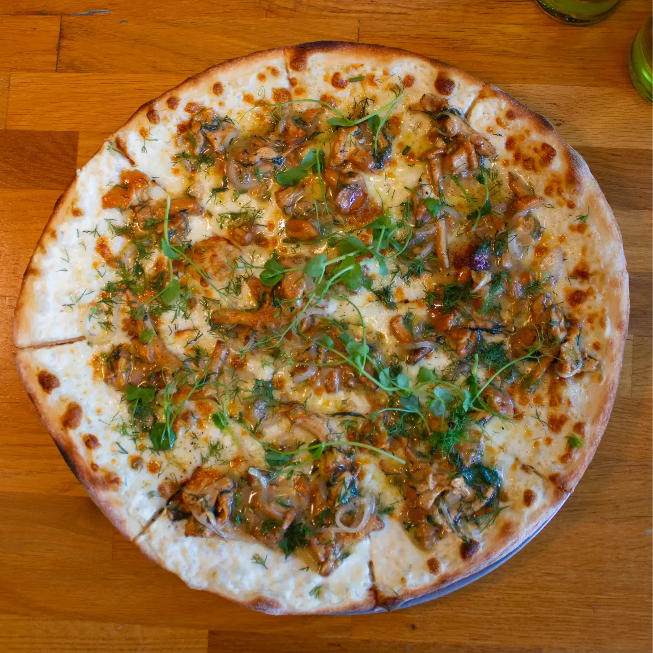Pizza z kurkami sezonowa Restauracja włoska Włoski Ogród pod Warszawą