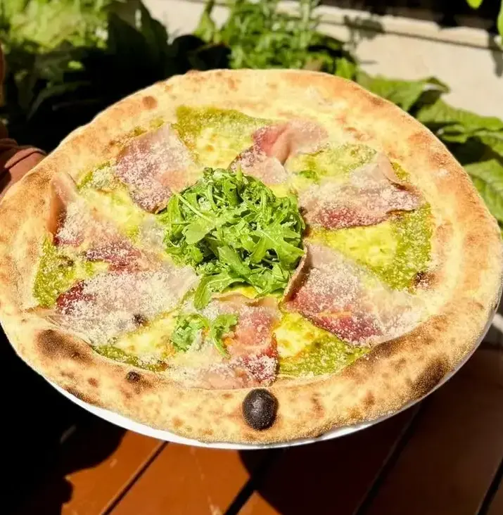 Pizza z pesto ze świeżego bobu