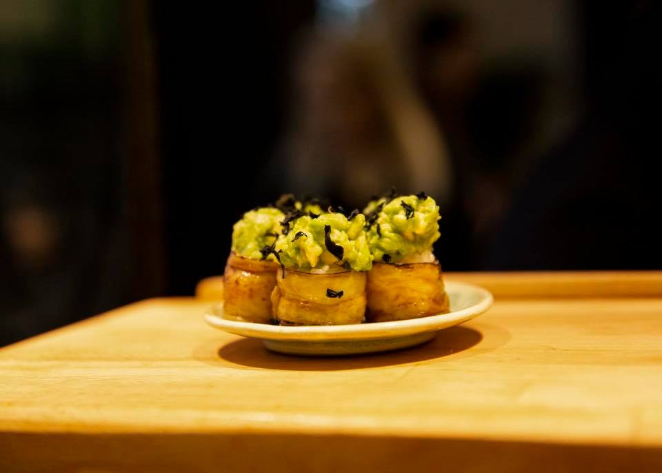 Restaurajca wegetarianśka torcik z awokado i wakame