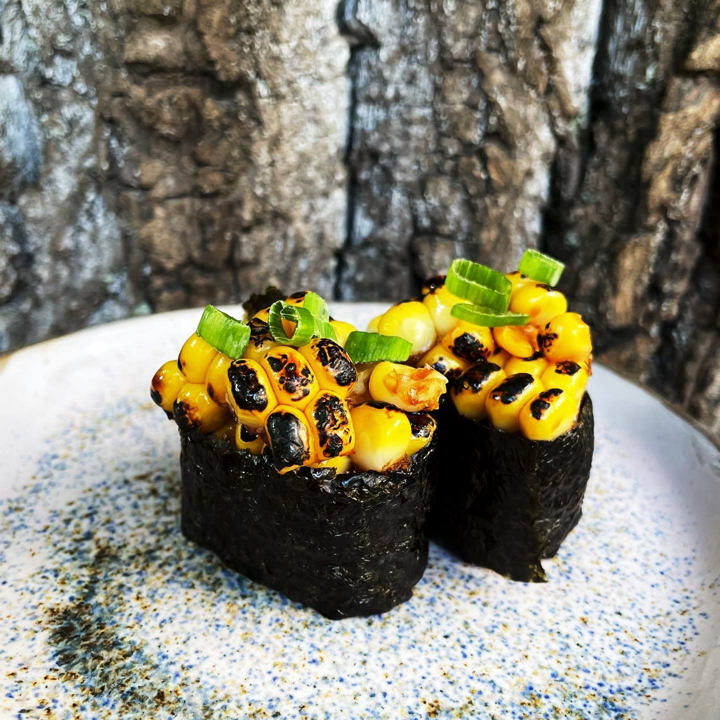Vegan sushi Warszawa - gunkan maki z kukurydzą